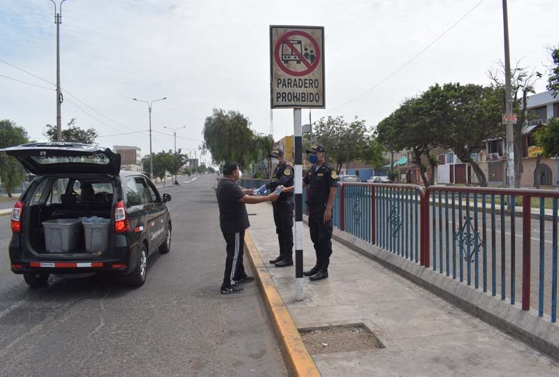 Emtrafesa hizo entrega de botellas de agua a la Policía Nacional y miembros del Ejército peruano.
