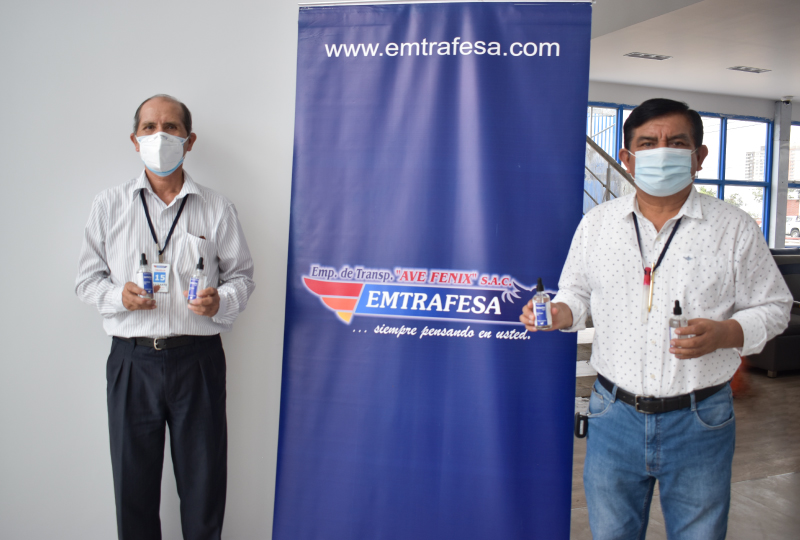 Entrega de ivermectina a presidente de la Junta de Comerciantes de Mercado Central
